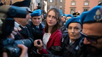 The Twisted Tale of Amanda Knox, PopViewers.com